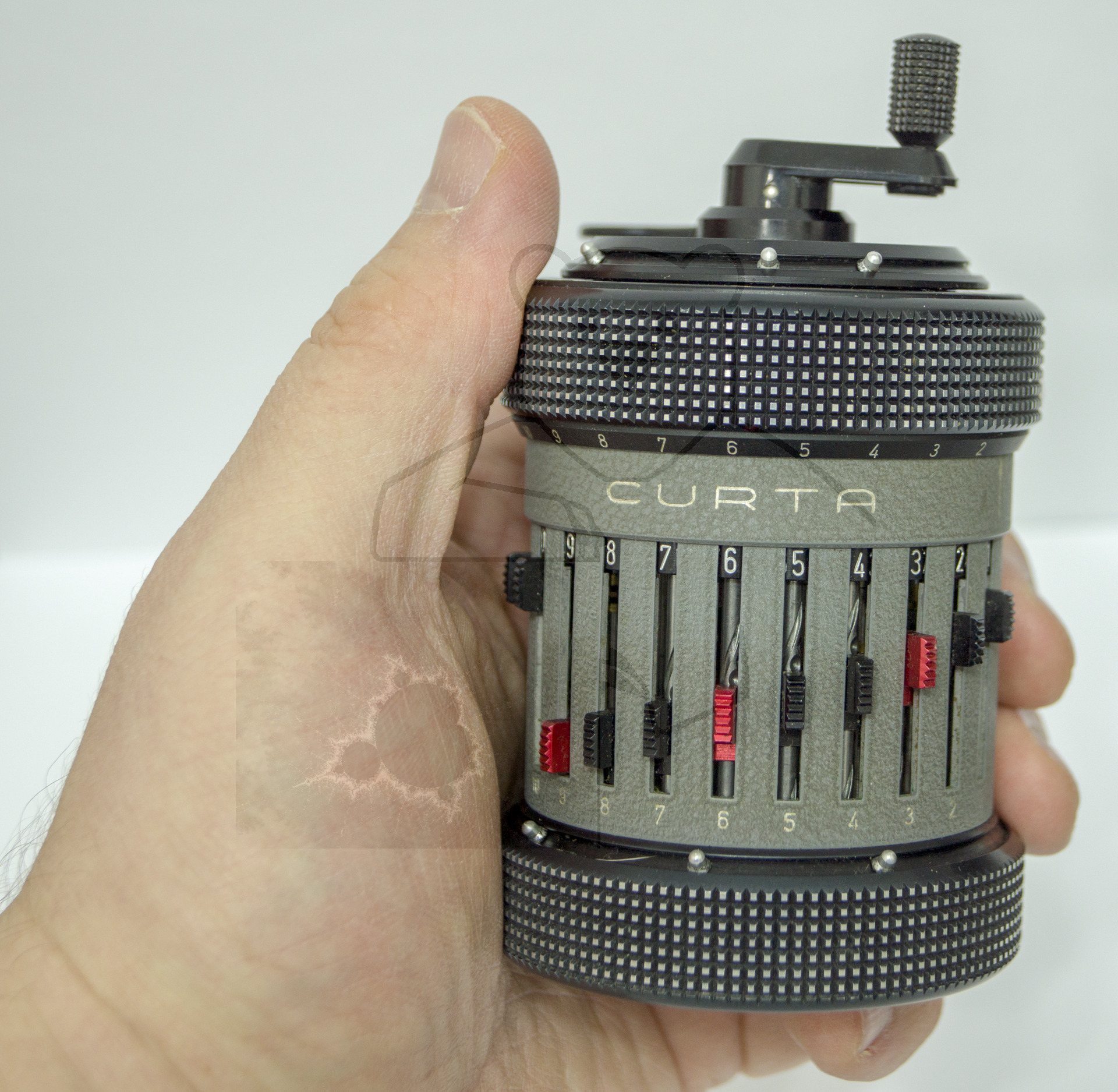 Curta II von Curt Herzstark, Die Curta in der Hand